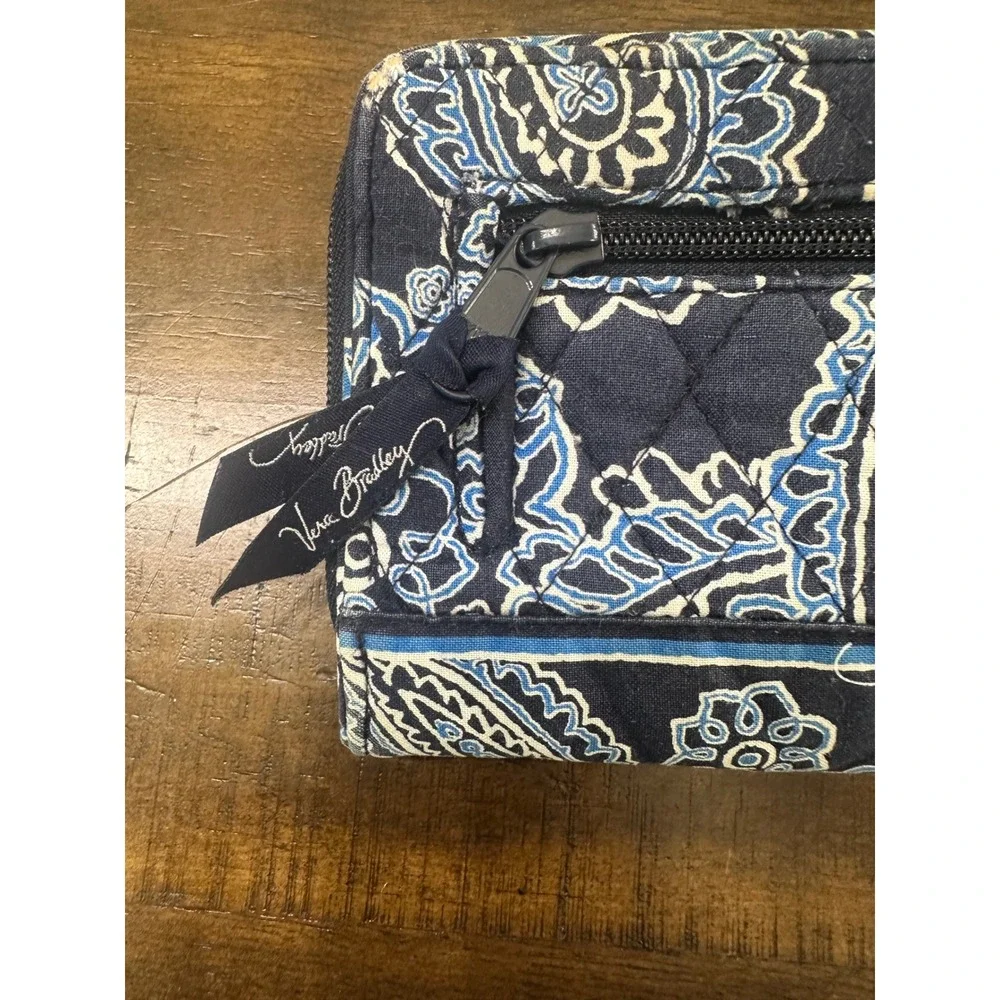Vera Bradley Turnlock Wallet Navy Blue White Paisley Quilted Cotton‎ Zip Around
